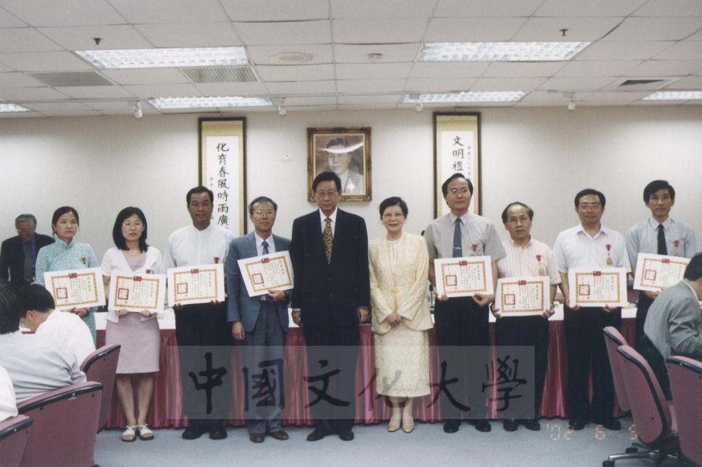 2002年6月5日董事長張鏡湖於校務會議上轉頒教育部核定之教師服務獎章和證書予資深教師的圖檔，第1張，共2張