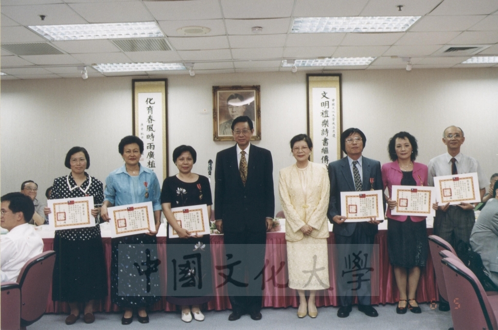 2002年6月5日董事長張鏡湖於校務會議上轉頒教育部核定之教師服務獎章和證書予資深教師的圖檔，第2張，共2張