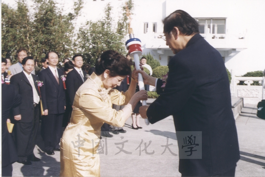 2002年3月1日中國文化大學建校40週校慶，董事長張鏡湖率領貴賓及師長在曉園向創辦人張其昀致敬的圖檔，第4張，共4張