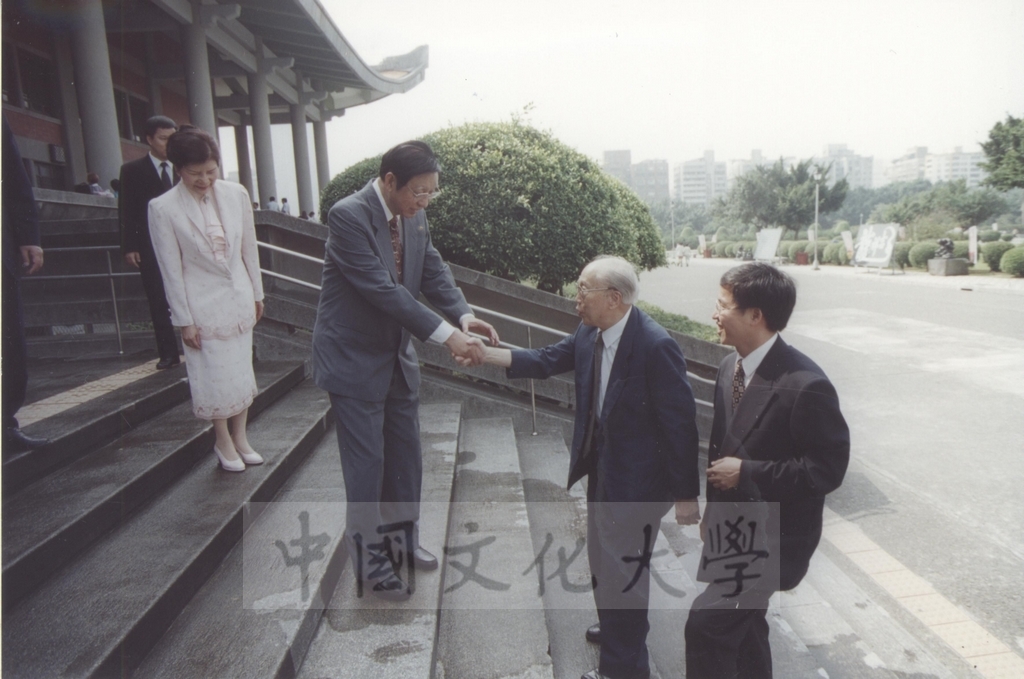 2000年9月30日前考試院院長邱創煥、前故宮博物院院長秦孝儀蒞臨「西洋名畫展」參觀預展的圖檔，第1張，共17張