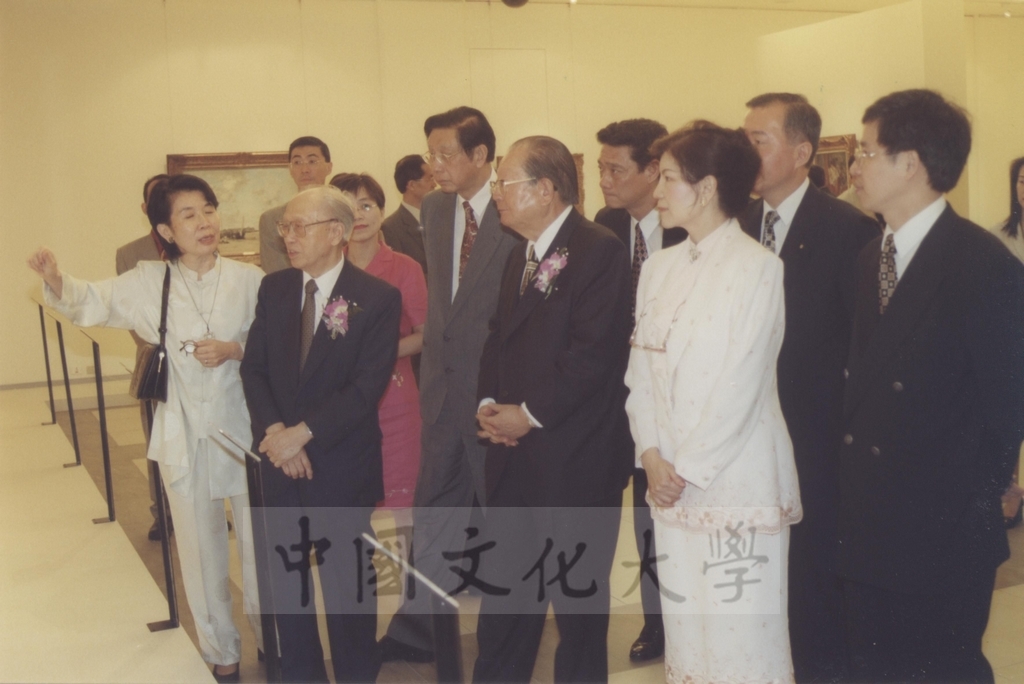 2000年9月30日前考試院院長邱創煥、前故宮博物院院長秦孝儀蒞臨「西洋名畫展」參觀預展的圖檔，第12張，共17張