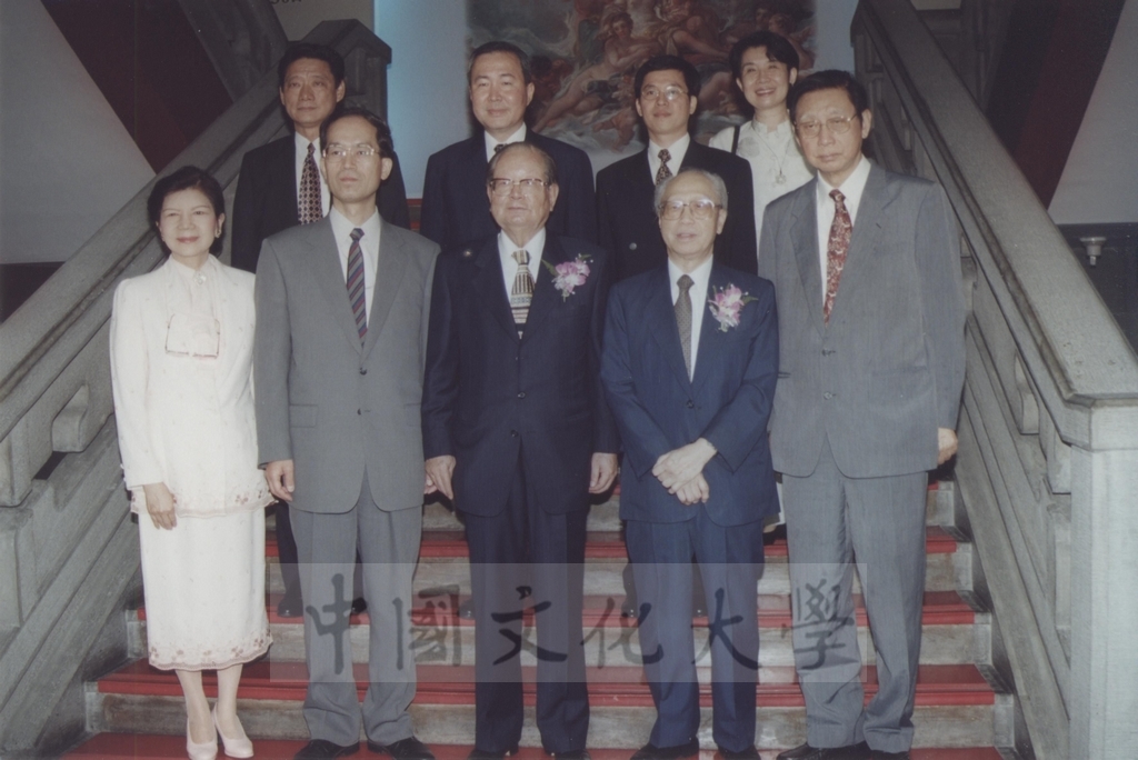2000年9月30日前考試院院長邱創煥、前故宮博物院院長秦孝儀蒞臨「西洋名畫展」參觀預展的圖檔，第16張，共17張