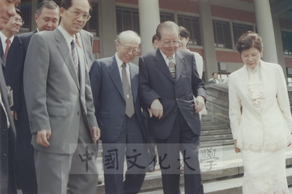 2000年9月30日前考試院院長邱創煥、前故宮博物院院長秦孝儀蒞臨「西洋名畫展」參觀預展的圖檔，第17張，共17張
