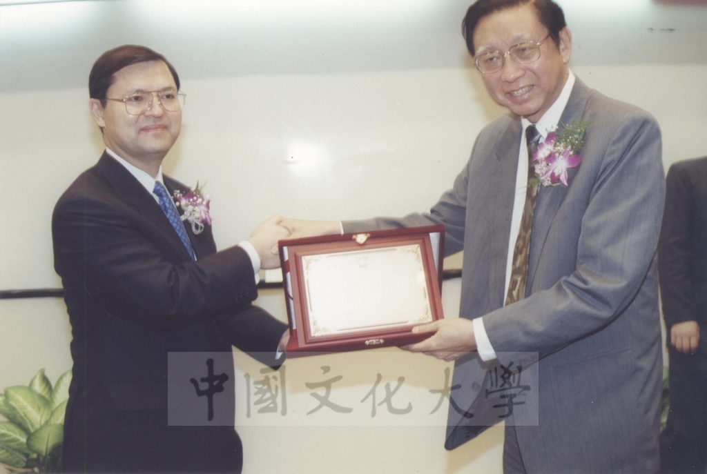 2000年10月1日本校頒贈感謝狀給日本東京富士美術館創辧人池田大作、最高榮譽獎給東京富士美術館主席參事池田博正的圖檔，第6張，共13張