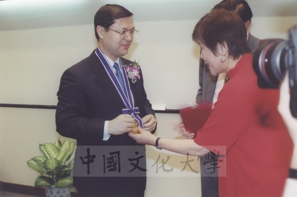 2000年10月1日本校頒贈感謝狀給日本東京富士美術館創辧人池田大作、最高榮譽獎給東京富士美術館主席參事池田博正的圖檔，第9張，共13張