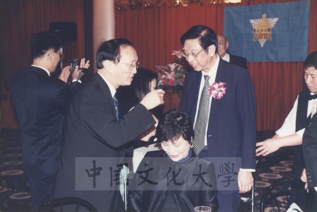 2000年9月1日董事長張鏡湖、董事穆閩珠、校長林彩梅等一行人參加由美東校友會舉辦之張創辦人其昀先生百歲誕辰追思紀念餐會的圖檔，第5張，共23張