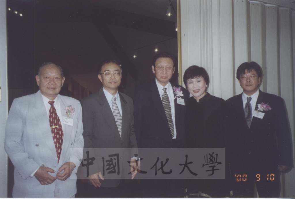 2000年9月11日董事長張鏡湖、董事穆閩珠、校長林彩梅等一行人抵達洛杉磯參加由南加州校友會舉辦之張其昀博士百年冥誕紀念大會的圖檔，第3張，共81張