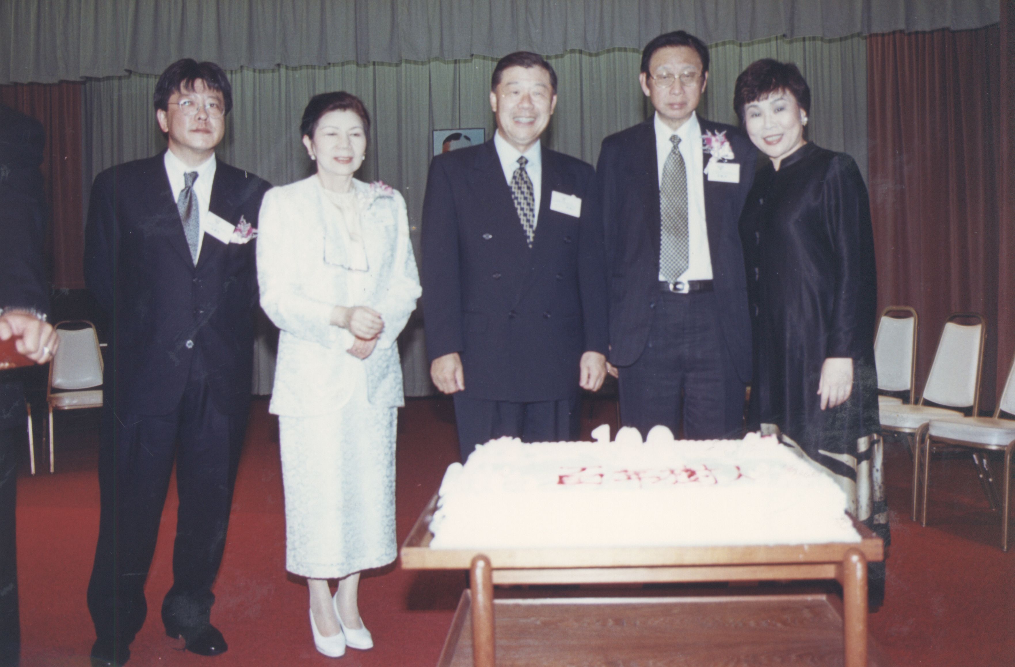 2000年9月11日董事長張鏡湖、董事穆閩珠、校長林彩梅等一行人抵達洛杉磯參加由南加州校友會舉辦之張其昀博士百年冥誕紀念大會的圖檔，第50張，共81張