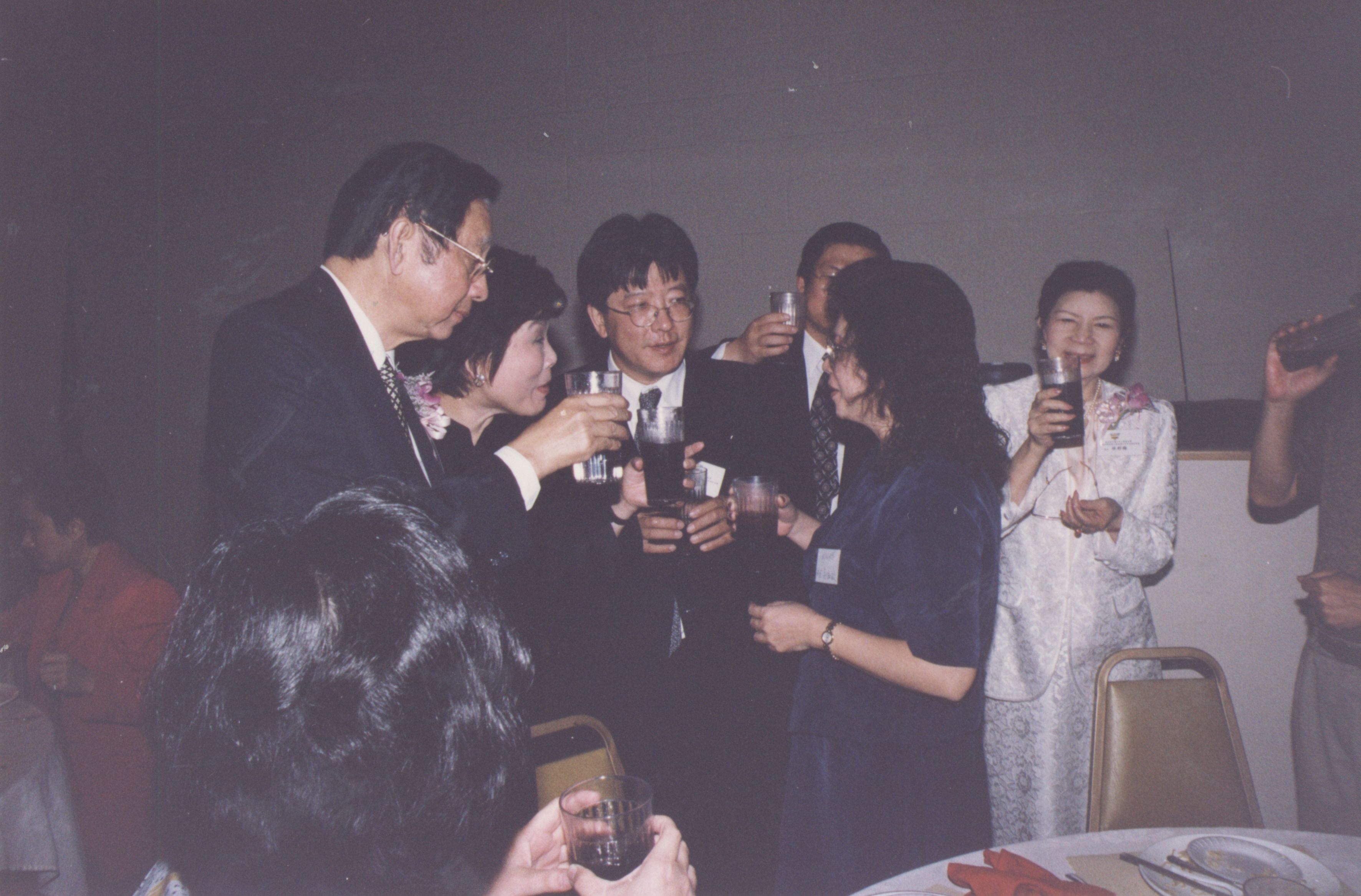 2000年9月11日董事長張鏡湖、董事穆閩珠、校長林彩梅等一行人抵達洛杉磯參加由南加州校友會舉辦之張其昀博士百年冥誕紀念大會的圖檔，第66張，共81張