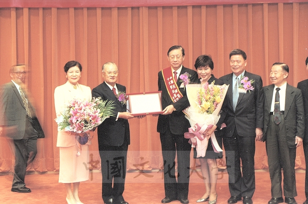 2001年3月24日恭賀董事長張鏡湖獲選十大傑出教育事業家並由考試院院長許水德親臨頒獎的圖檔，第3張，共13張