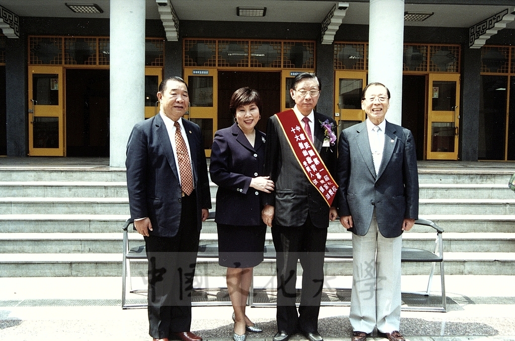 2001年3月24日恭賀董事長張鏡湖獲選十大傑出教育事業家並由考試院院長許水德親臨頒獎的圖檔，第10張，共13張