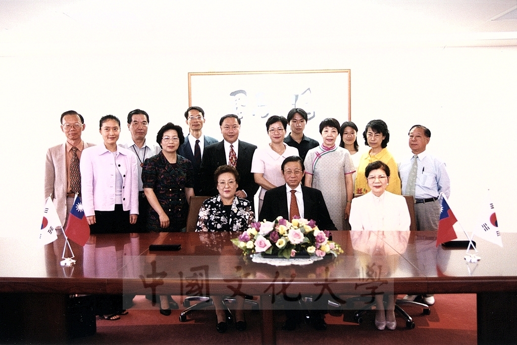 2001年6月29日大韓民國朴永姬女士獲頒本校名譽文學博士學位頒贈典禮的圖檔，第1張，共11張