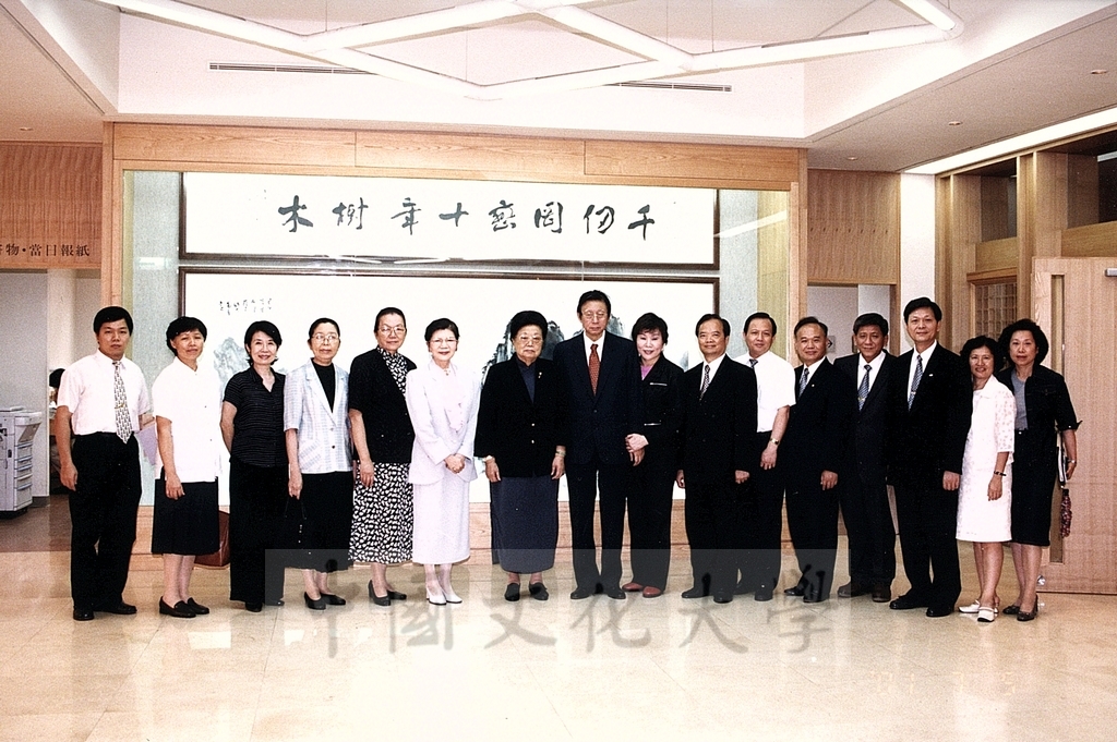 2001年7月4日一貫道世界總會副理事長陳鴻珍率訪問團蒞臨本校參訪並拜會董事長張鏡湖、董事穆閩珠的圖檔，第4張，共5張