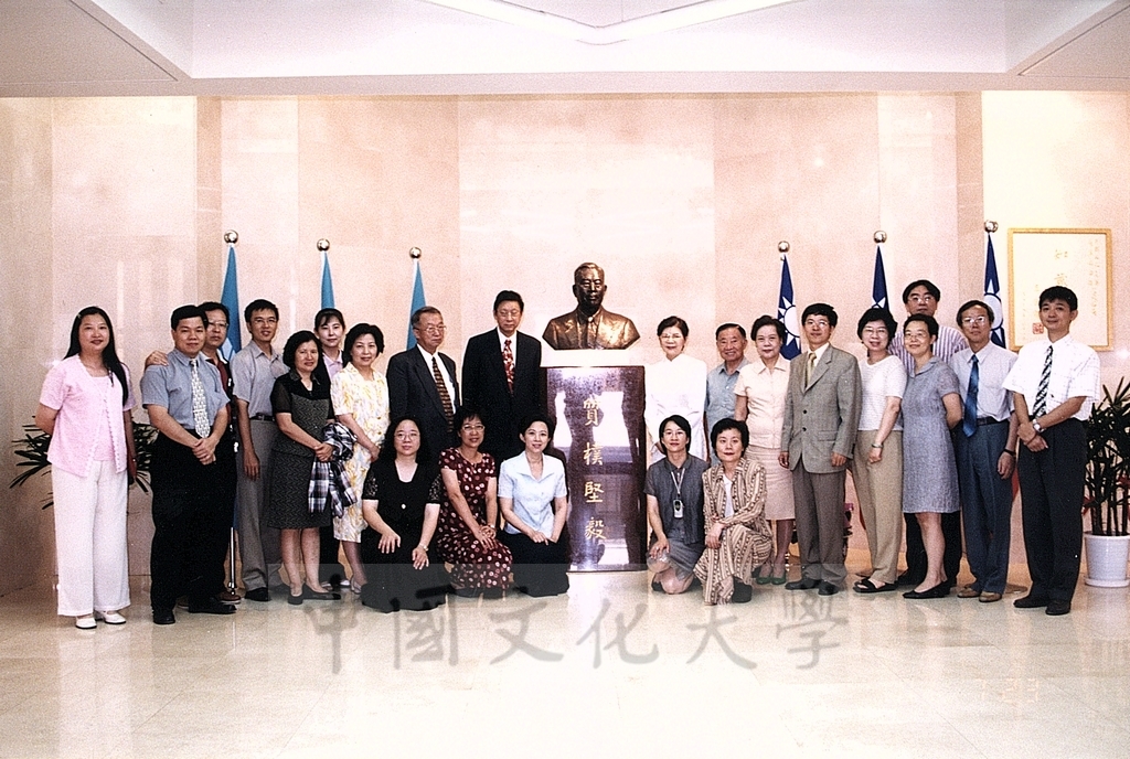 2001年7月23日大陸雕塑巨擘曹崇恩為創辦人張其昀銅像塑新像，董事長張鏡湖、校長林彩梅親自主持新象揭幕儀式的圖檔，第3張，共3張