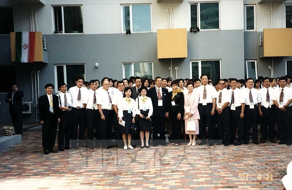 2001年8月21日董事長張鏡湖、校長林彩梅率領世界大學運動會參賽選手蒞臨北京運動會場的圖檔，第7張，共22張