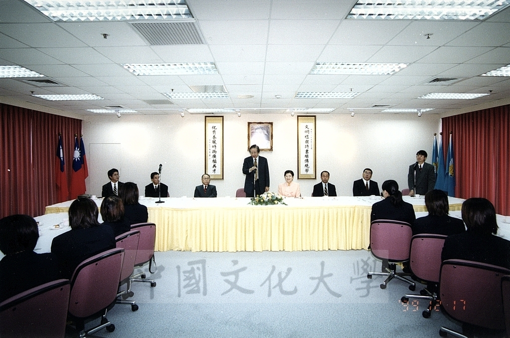 1999年12月17日姐妹校日本德山大學女子籃球隊由校長淺野一郎領軍蒞臨本校訪問的圖檔，第1張，共2張