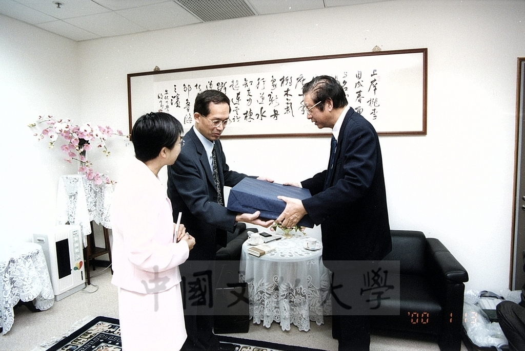 2000年1月13日日本東京富士美術館館長野口滿成蒞臨本校參訪並拜會董事長張鏡湖的圖檔，第2張，共6張