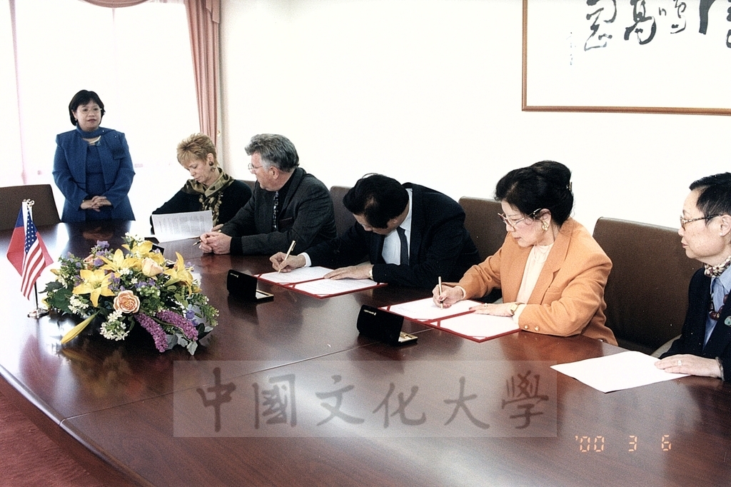 2000年3月6日舉行本校與美國印第安那普利斯大學簽訂交換生備忘錄儀式的圖檔，第2張，共6張