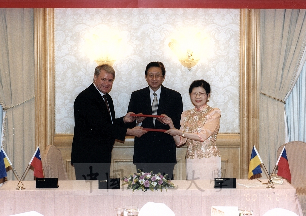 2000年4月21日舉行本校與烏克蘭歐洲財經資訊大學(European University of Finance, Information Systems, Management and Business)締結姐妹校簽約儀式的圖檔，第5張，共11張