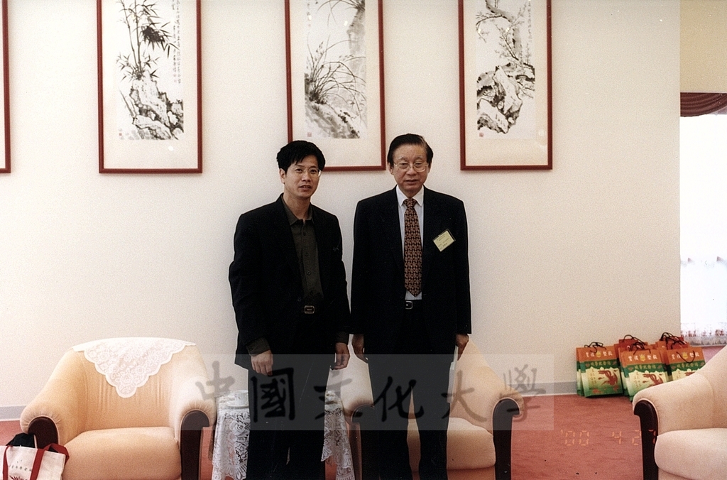 2000年4月27日出席「兩岸青年學者論壇」大陸學者蒞臨本校參訪並拜會董事長張鏡湖的圖檔，第4張，共4張