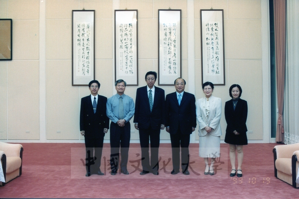 1999年10月19日外交部長胡志強應本校國際法學社之邀蒞臨本校演講並拜會董事長張鏡湖、校長林彩梅的圖檔，第1張，共2張