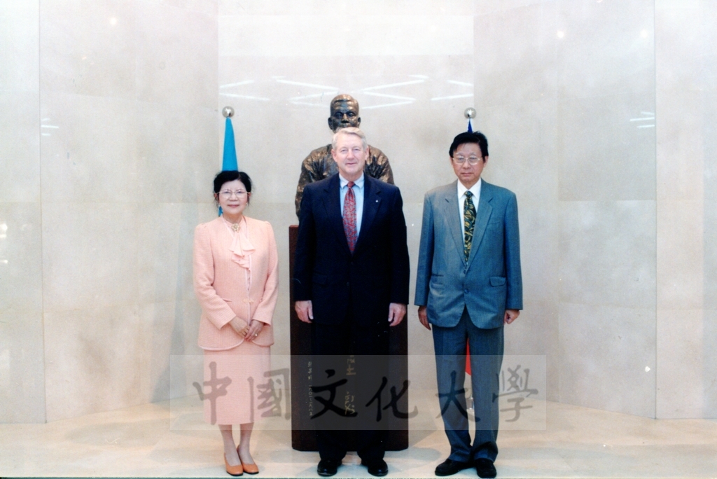 1999年4月13日美國北科羅拉多大學校長Hank Brown與該校教育學院院長黃茂樹蒞臨本校參訪的圖檔，第3張，共3張