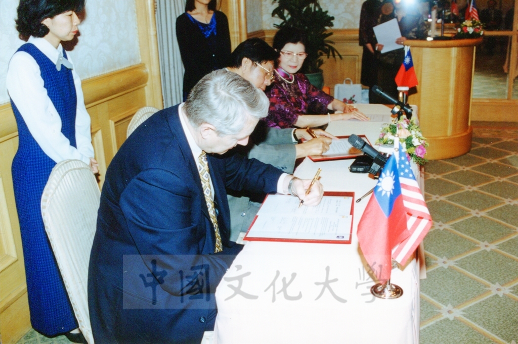 1999年4月15日舉行本校與美國北科羅拉多大學締結姐妹校簽約儀式的圖檔，第4張，共12張