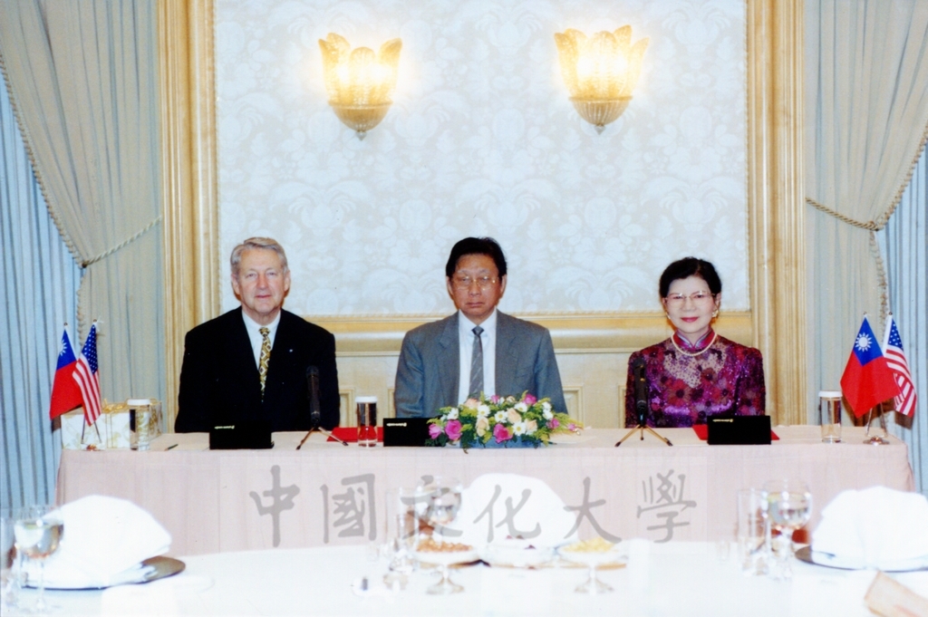 1999年4月15日舉行本校與美國北科羅拉多大學締結姐妹校簽約儀式的圖檔，第8張，共12張