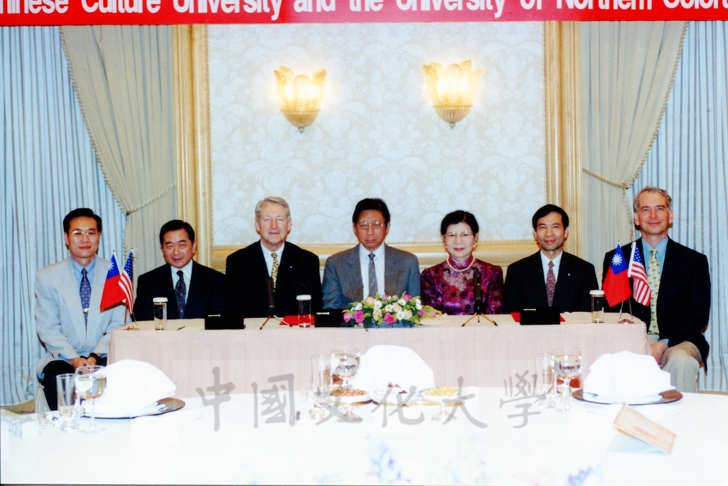 1999年4月15日舉行本校與美國北科羅拉多大學締結姐妹校簽約儀式的圖檔，第9張，共12張