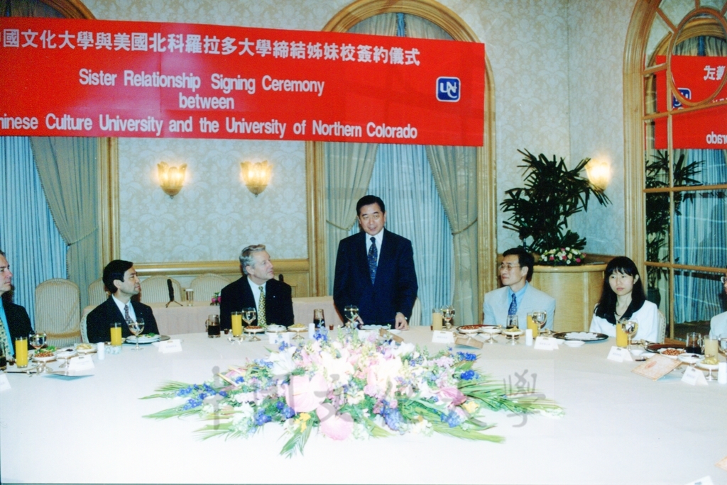 1999年4月15日舉行本校與美國北科羅拉多大學締結姐妹校簽約儀式的圖檔，第11張，共12張