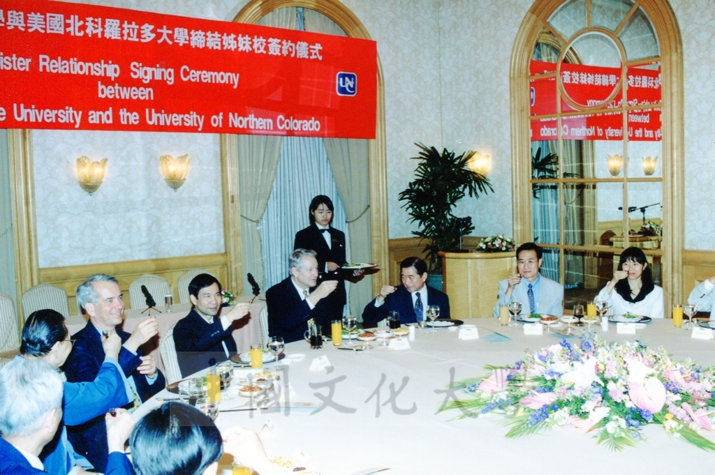 1999年4月15日舉行本校與美國北科羅拉多大學締結姐妹校簽約儀式的圖檔，第12張，共12張