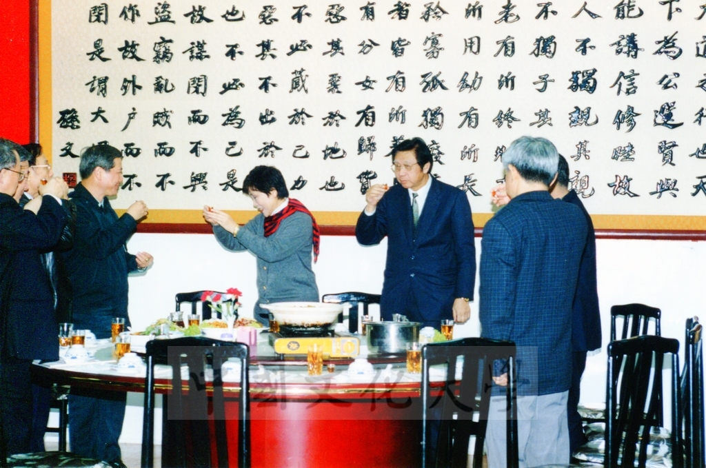 1999年1月14日本校舉行歲末餐會，董事長張鏡湖、校長林彩梅與教職員工共同參與，感謝同仁的辛勞及付出的圖檔，第3張，共3張