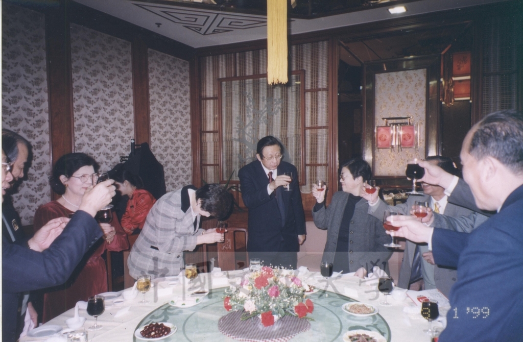 1999年1月23日董事長張鏡湖獲頒國際歐亞科學院院士授證典禮的圖檔，第18張，共20張