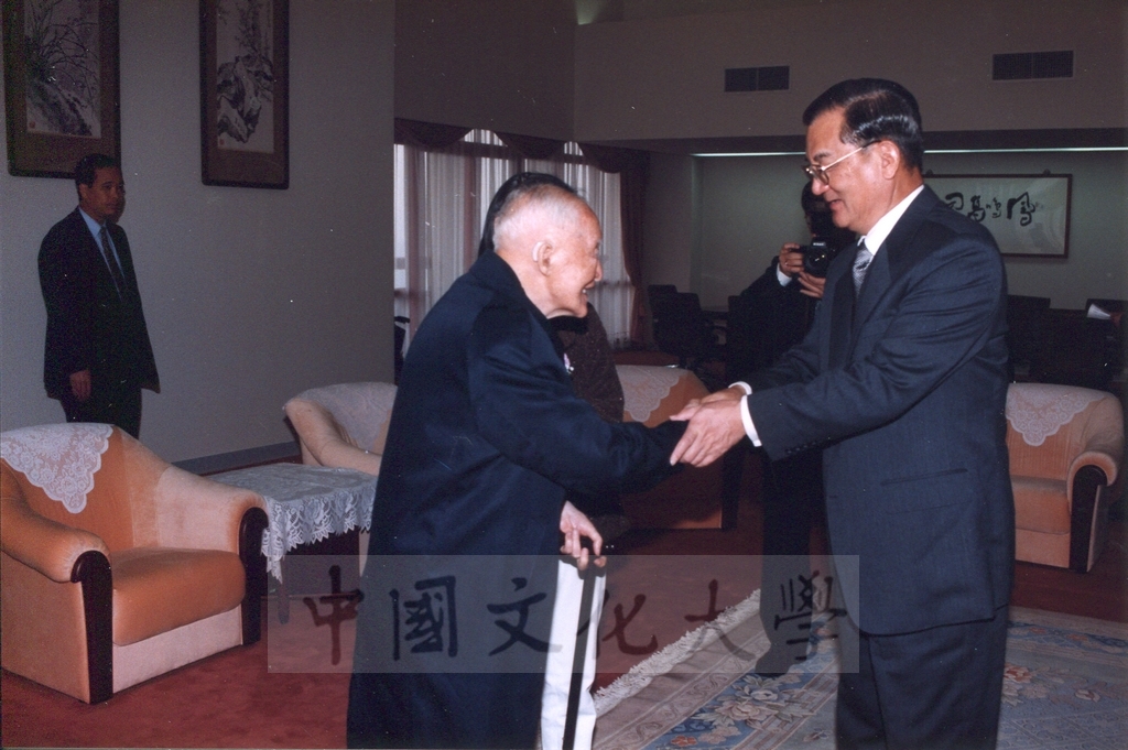 1999年3月1日副總統連戰蒞臨本校參加曉峰紀念館落成啟用典禮前與董事長張鏡湖於貴賓室寒暄景況的圖檔，第2張，共13張