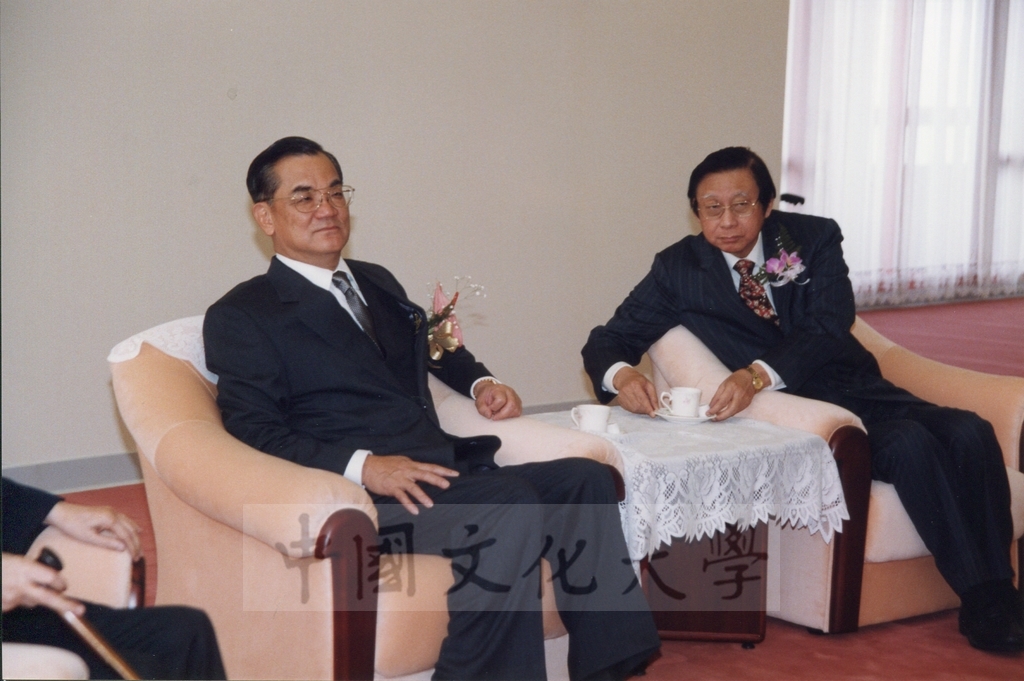 1999年3月1日副總統連戰蒞臨本校參加曉峰紀念館落成啟用典禮前與董事長張鏡湖於貴賓室寒暄景況的圖檔，第4張，共13張
