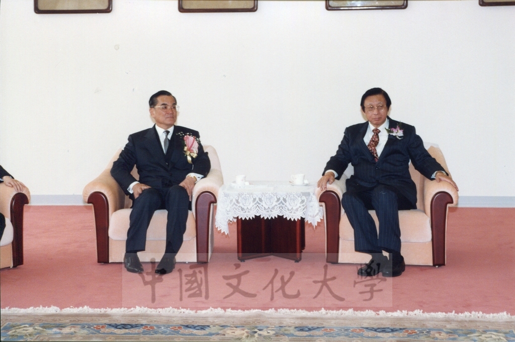 1999年3月1日副總統連戰蒞臨本校參加曉峰紀念館落成啟用典禮前與董事長張鏡湖於貴賓室寒暄景況的圖檔，第5張，共13張