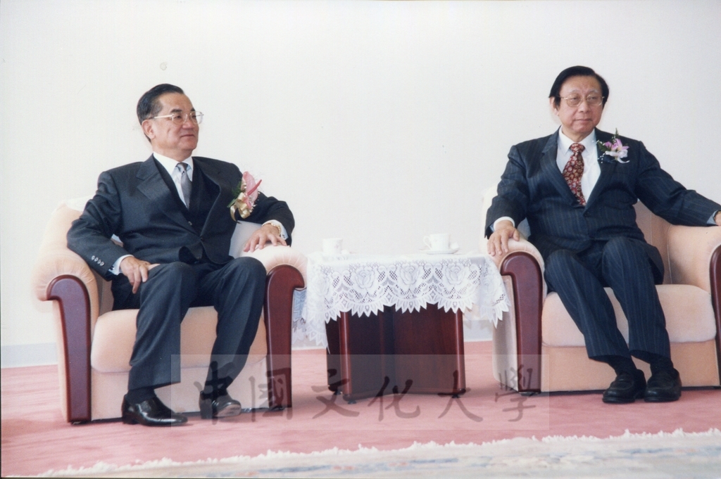 1999年3月1日副總統連戰蒞臨本校參加曉峰紀念館落成啟用典禮前與董事長張鏡湖於貴賓室寒暄景況的圖檔，第6張，共13張