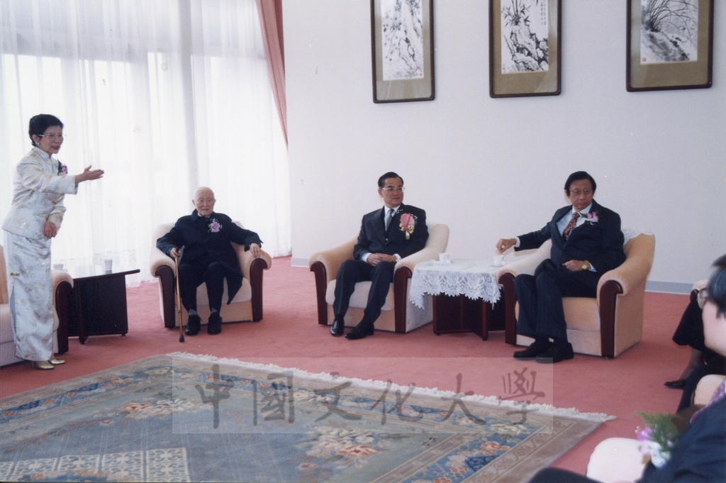 1999年3月1日副總統連戰蒞臨本校參加曉峰紀念館落成啟用典禮前與董事長張鏡湖於貴賓室寒暄景況的圖檔，第12張，共13張
