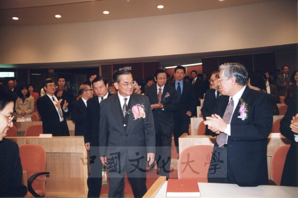 1999年3月1日舉行本校曉峰紀念館落成啟用典禮，由董事長張鏡湖主持並恭請副總統連戰致詞的圖檔，第2張，共9張