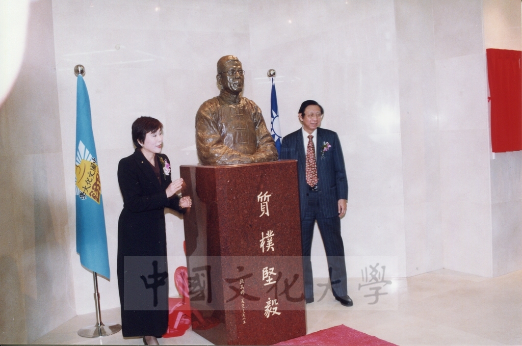 1999年3月1日董事長張鏡湖、董事穆閩珠揭幕創辧人銅像及張董事長與副總統連戰共同揭幕李登輝總統「知識殿堂」提字的圖檔，第2張，共7張