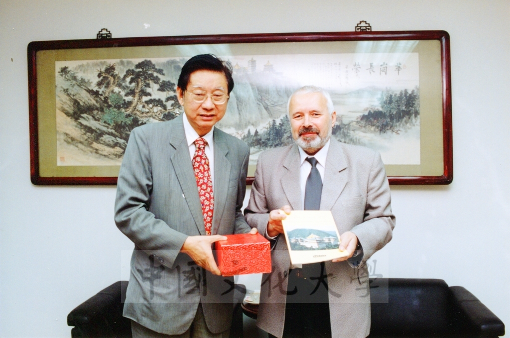 1999年4月14日烏克蘭勞動報副總編輯蒞臨本校參訪並由俄文系教授明驥陪同拜會董事長張鏡湖的圖檔，第2張，共2張