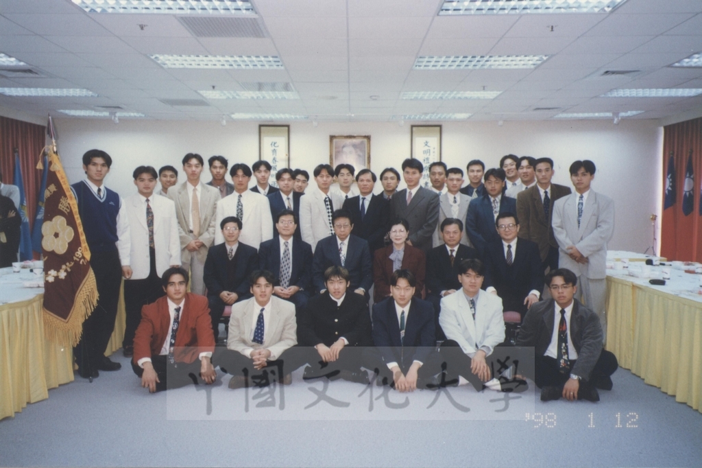 1998年1月12日年本校棒球隊榮獲第二屆梅花旗大學棒球錦標賽冠軍，董事長張鏡湖致贈感謝狀予美孚建設董事長彭誠浩的圖檔，第2張，共2張