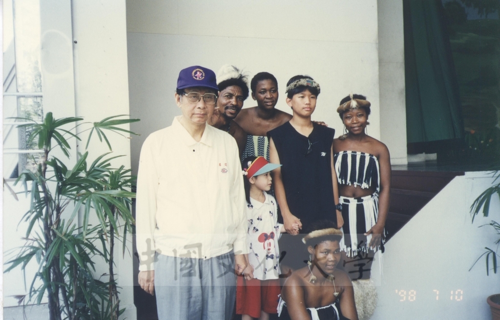 1998年7月9-11日本校教職員自強活動在董事長張鏡湖、校長林彩梅引領下前往劍湖山世界、鴻禧山莊等三日遊的圖檔，第5張，共30張