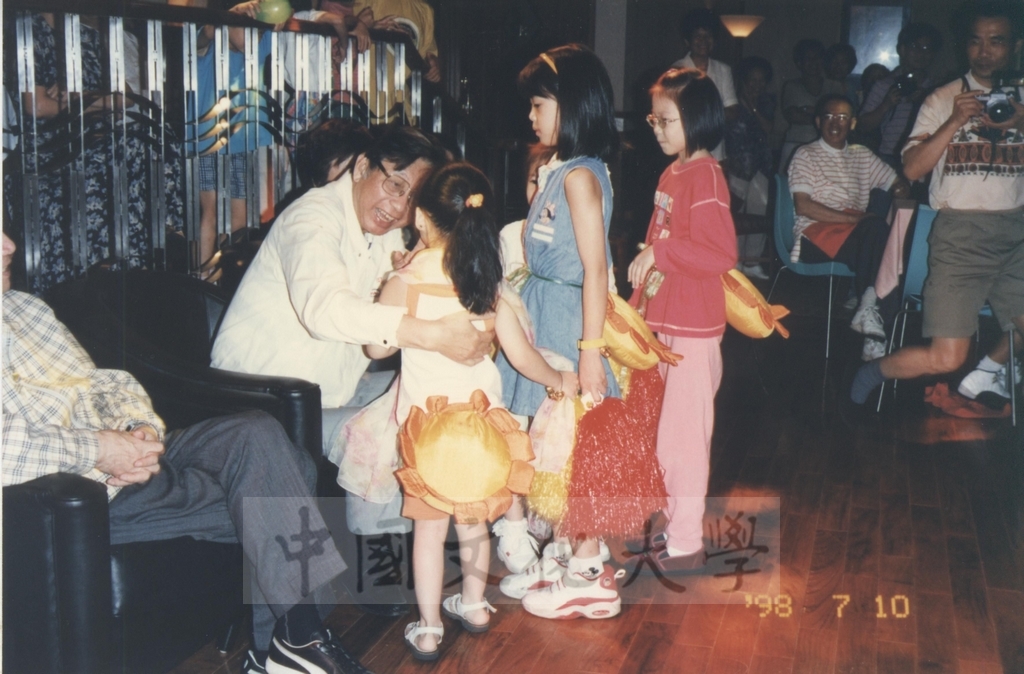 1998年7月9-11日本校教職員自強活動在董事長張鏡湖、校長林彩梅引領下前往劍湖山世界、鴻禧山莊等三日遊的圖檔，第26張，共30張