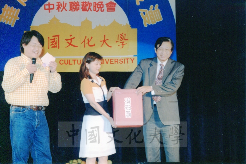1998年10月2日舉辦「華岡的月色最浪漫-中秋聯歡晚會」，華岡師生共度佳節的圖檔，第5張，共5張
