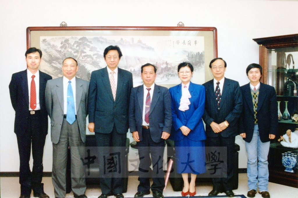 1998年11月20日大陸氣象會蒞臨本校參訪並由理學院院長劉廣英陪同拜會董事長張鏡湖、校長林彩梅的圖檔，第1張，共1張
