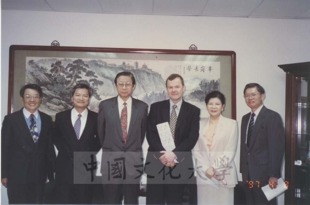 1997年4月8日德國慕尼黑大學法學院院長西瑪教授蒞臨本校參訪並由法律系師長陪同拜會董事長張鏡湖、校長林彩梅的圖檔，第1張，共2張