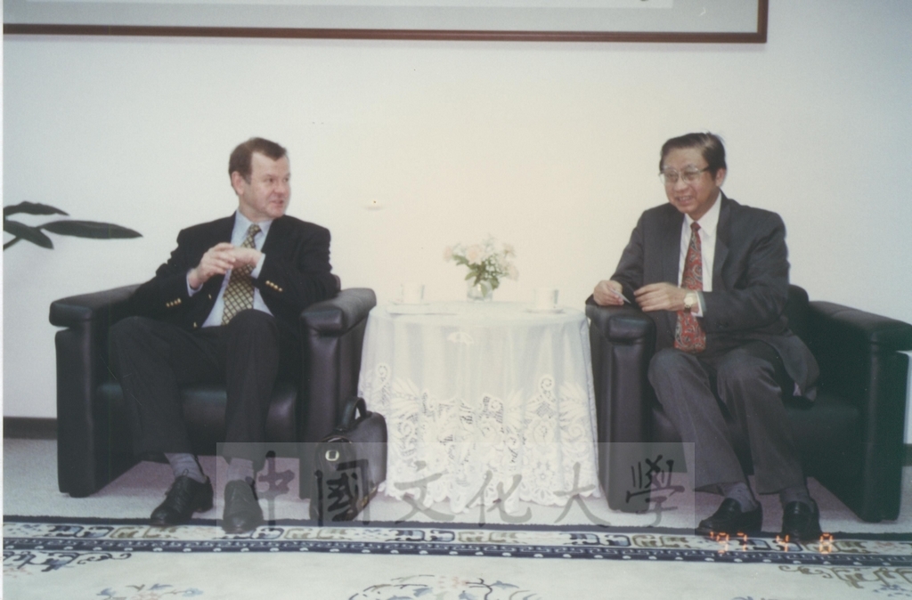 1997年4月8日德國慕尼黑大學法學院院長西瑪教授蒞臨本校參訪並由法律系師長陪同拜會董事長張鏡湖、校長林彩梅的圖檔，第2張，共2張