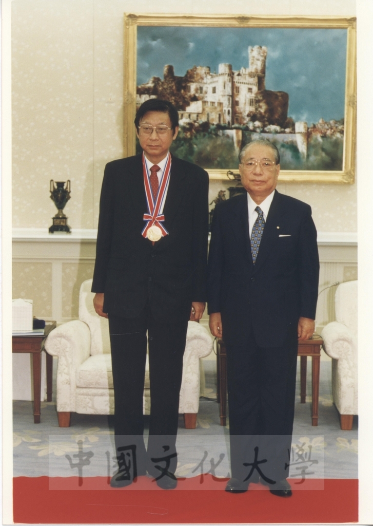 1997年8月11日至13日董事長張鏡湖、校長林彩梅、華岡博物館館長陳國寧及日文系主任徐興慶一行，應日本創價學會池田大作名譽會長之邀，赴日商討兩校美術交流事宜，張董事長及林校長並獲頒最高榮譽獎與榮譽獎的圖檔，第1張，共17張