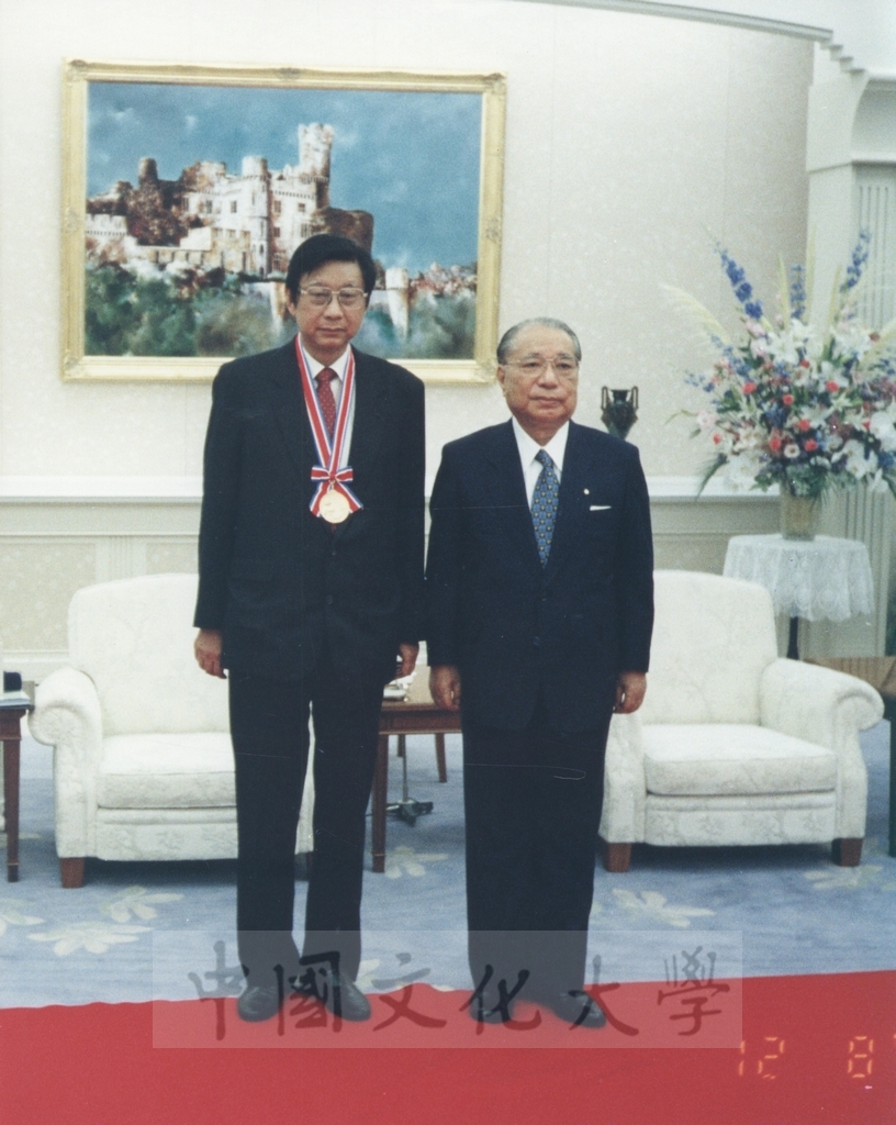 1997年8月11日至13日董事長張鏡湖、校長林彩梅、華岡博物館館長陳國寧及日文系主任徐興慶一行，應日本創價學會池田大作名譽會長之邀，赴日商討兩校美術交流事宜，張董事長及林校長並獲頒最高榮譽獎與榮譽獎的圖檔，第2張，共17張